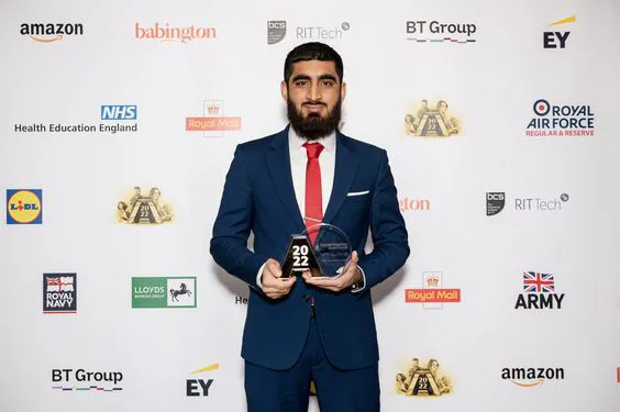 Umayr receiving an award in 2022