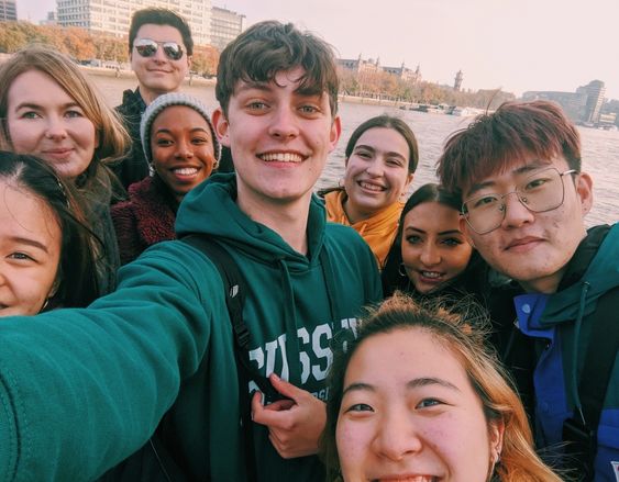 Group photo of university students | Photography by Joshua McLaughlin